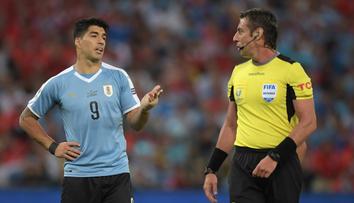 Suárez chtěl penaltu za ruku, pak si uvědomil, že je to brankář