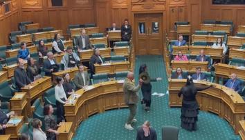 Maorští poslanci narušili jednání parlamentu. Tancem haka protestovali proti zákonu