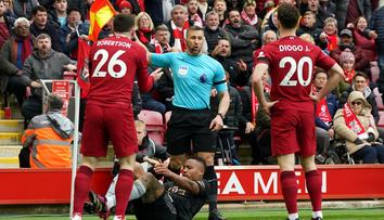 Rozhodčí naschvál trefil hráče Liverpoolu do obličeje. Ten navíc dostal žlutou kartu
