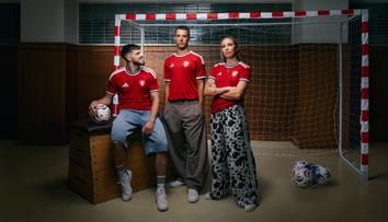 Čeští fotbalisté představují nové dresy. Do kampaně se zapojil i hvězdný rapper