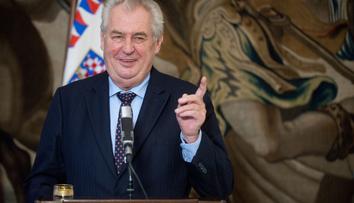 Prezident neví, kam s perem? Klid, má šéfa hradního protokolu!