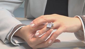 Vzácný růžový diamant míří do aukce. Kdysi patřil i dceři francouzské královny