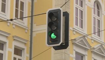 Blikající zelená místo souvisle svítící. Česko už testuje nové semafory