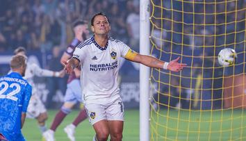 VIDEO: Patička jako z partesu a gól. Chicharito v MLS nepřestává udivovat
