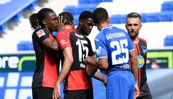 Fotbalisté Herthy si dopřáli polibek. Potrestáni za něj nebudou