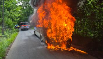 Autobus ve Vítkově začal za jízdy hořet. Pohltily ho plameny