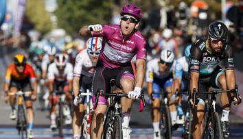 Sagan opět ve spurtu těsně prohrál. Démare na Giru triumfoval potřetí