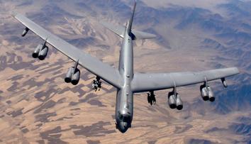 V Kalifornii havaroval americký jaderný bombardér. Posádka zahynula