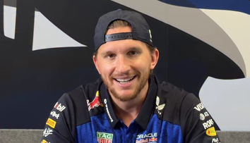 Zmatek, bouračky, panika! Český influencer popisuje, jak probíhal závod s Verstappenem