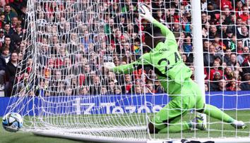 Nové posily United selhaly. Onana dostal gól z půlky, Mount minul prázdnou bránu