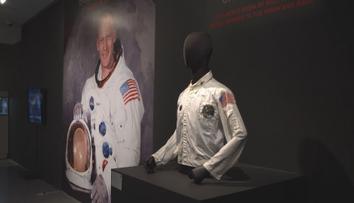 Vydražila se bunda, kterou měl Aldrin na Měsíci. Zájemce vyšla na 68 milionů
