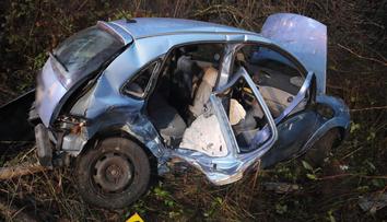 Mladík s čerstvým řidičákem boural, srazil auto s miminkem. 8 zraněných