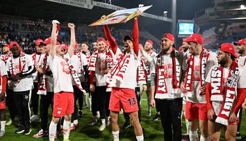 Kartónový pohár a mistrovská trička. Takhle si slávisté užívali zisk titulu