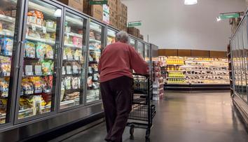 Seniorka v plném supermarketu našla způsob, jak nečekat ve frontě. Strhla se drsná hádka
