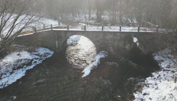 Mostu u Přibyslavi hrozí zřícení. Opravu nikdo platit nechce, neví se, komu patří
