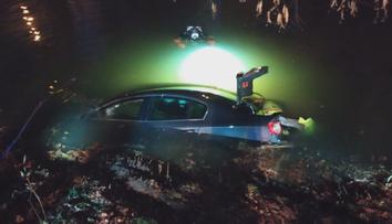 Policie pátrá po řidiči, který ujížděl v kradeném autě. Zastavila ho až řeka Metuje