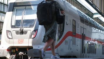 V německém vlaku útočil muž se sekerou. Pět lidí je zraněných
