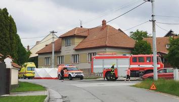 Motorkář u Třebíče vylétl ze silnice do sloupu. Oživit se ho nepodařilo