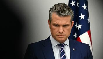 Hororové chvíle nad mořem. Letadlo s americkým ministrem nouzově přistálo