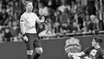 Elitní rozhodčí Ligue 1 náhle zemřel. Ve věku 42 let dostal při tréninku mrtvici