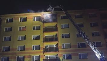Dramatický požár v bytovce v Ústí. Evakuovalo se 33 lidí, jeden se nadýchal kouře