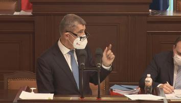 To je gól, smál se Jurečka ve Sněmovně. Babiš v proslovu omylem shodil Schillerovou