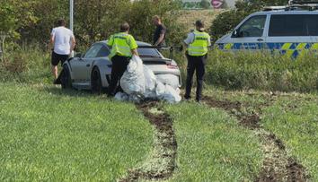 VIDEO: Řidič nezvládl řízení. S luxusním porsche skončil v poli