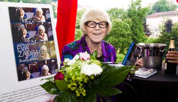 Velká ztráta pro karlovarský festival. Zemřela Eva Zaoralová (†89)