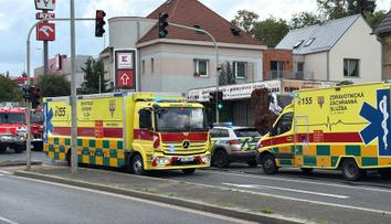 Požár bytu v pražských Řepích. Hasiči evakuovali 24 lidí, ošetřili jednu ženu