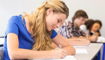 Maturanti byli letos úspěšnější! Testy nezvládlo 14,1 % studentů