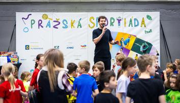 Pražská Sportiáda: „Buď offline, sportuj!“ – děti si s Pražskou plynárenskou  znovu vyzkoušely florbal