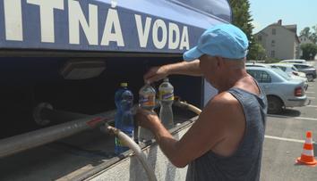 Obyvatelé Rtyně jsou přes týden bez vody. Ve vedrech spoléhají na cisterny