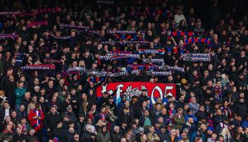 Tragédie v Anglii. Zemřel fanoušek Crystal Palace, srazil ho autobus
