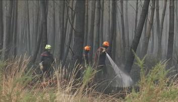 Hasiči ve Francii a Španělsku bojují s časem. Lidé přirovnávají situaci k peklu