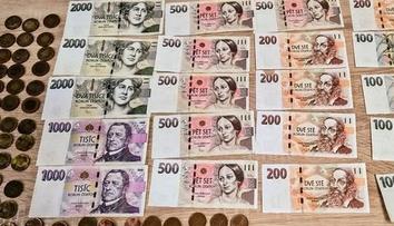 Mladý muž na ulici našel peněženku plnou peněz. Hledá se její majitel