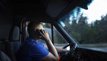 Telefon za volantem je stále častou příčinnou nehod: Ptej se dopravního experta