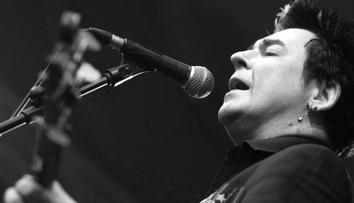 Zemřel Petr Hošek, frontman legendární punkové kapely Plexis. Bylo mu 55 let