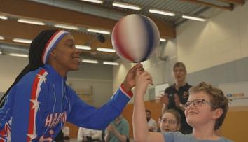Hráči Harlem Globetrotters si v Německu zkusili basketbal na invalidním vozíku