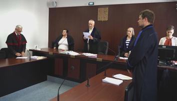 Opozice nechce růst platů politiků. Tvrdě pracujeme, hají se vládní poslanci