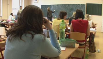 Školní třída je nebezpečnější než festival o 100 lidech, tvrdí vláda