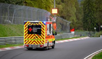 Děsivé scény na Nürburgringu. Jezdec zemřel po vážné nehodě, reagoval i Verstappen