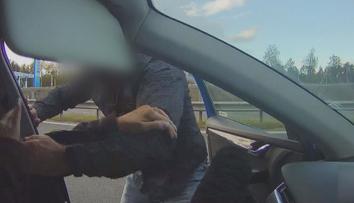 Agresorovi z D6 hrozí tři roky vězení. Už nikdy by neměl řídit, tvrdí experti