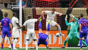 Útočník Atlanty vystřihl v MLS parádní nůžky z pěti metrů. Pak se strhla mela