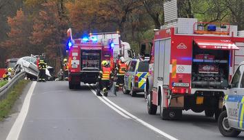 Tragická nehoda na Vsetínsku. Po střetu s kamionem zemřeli dva lidé
