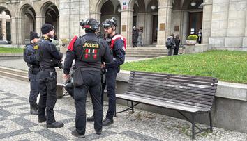 V okolí právnické fakulty v Praze zasahovala policie. Hledala ozbrojeného muže