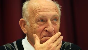 Desítky lidí se loučí s Janem Stráským! Do Prachatic dorazil i Václav Klaus