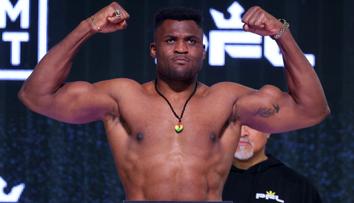 Ngannou při návratu drtivě vyhrál. Pak emotivně vzpomněl na zesnulého syna