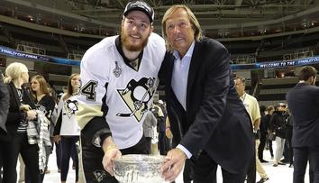 Hrdý na syna! Legenda Kühnhackl u Stanley Cupu mluvil česky