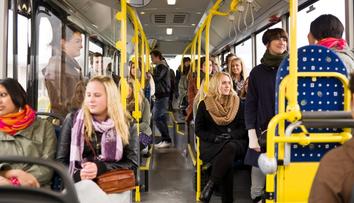 Chlapec dostal v autobuse záchvat. Pomohl mu jediný cestující, ostatní přihlíželi