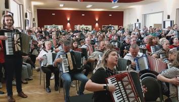 VIDEO: Přes 200 harmonikářů se sešlo a trhlo rekord. Podívejte se, co společně zvládli
